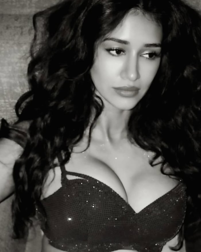 Want to wear something different and stylish in the summer season? So this latest look of Disha Patani Perfect Inspiration 2 insta