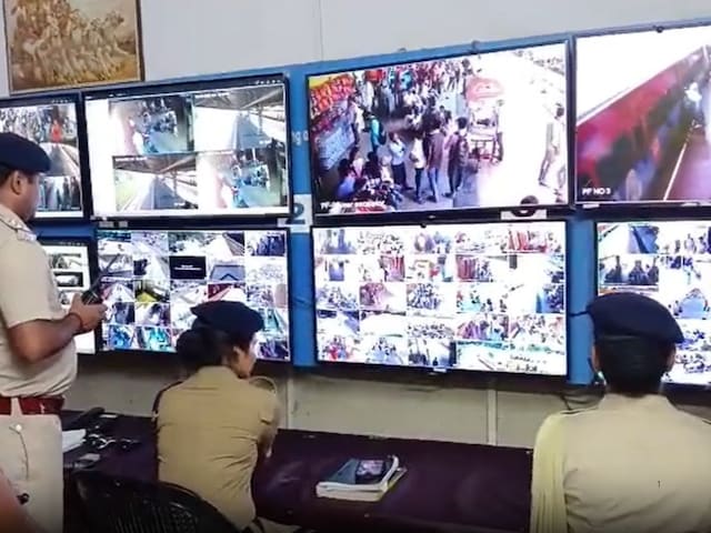 भारत-पाक तनाव: वाराणसी रेलवे स्टेशन पर अलर्ट, दर्जनों CCTV से 24 घंटे निगरानी भारत-पाक तनाव: वाराणसी रेलवे स्टेशन पर अलर्ट, दर्जनों CCTV से 24 घंटे निगरानी