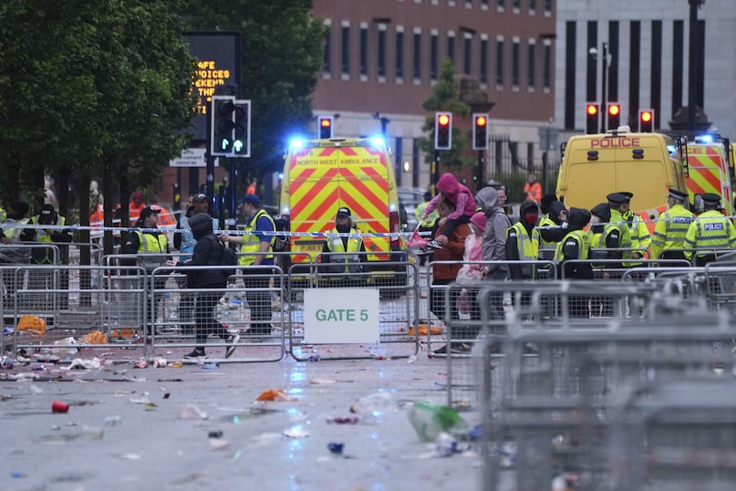 Liverpool News, Liverpool accident, Liverpool victory parade, Liverpool victory parade accident, Liverpool Accident photos, लिवरपूल हादसा, लिवरपूल परेड हादसा, लिवरपूल जश्न हादसा Liverpool News, Liverpool accident, Liverpool victory parade, Liverpool victory parade accident, Liverpool Accident photos, लिवरपूल हादसा, लिवरपूल परेड हादसा, लिवरपूल जश्न हादसा