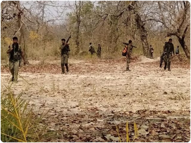 छत्तीसगढ़ में नक्सलियों की शामत! 25 लाख का इनामी कमांडर ढेर, 30 को घेरा छत्तीसगढ़ में नक्सलियों की शामत! 25 लाख का इनामी कमांडर ढेर, 30 को घेरा