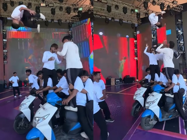 चलती हुई दो स्कूटियों पर लड़कों ने दिखाया ऐसा शानदार करतब! चलती हुई दो स्कूटियों पर लड़कों ने दिखाया ऐसा शानदार करतब!