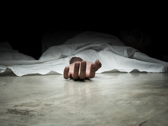 मां से झूठ बोलकर निकला बेटा, दोस्त ने छीन लिए 10 लाख और जान भी ले ली! मां से झूठ बोलकर निकला बेटा, दोस्त ने छीन लिए 10 लाख और जान भी ले ली!