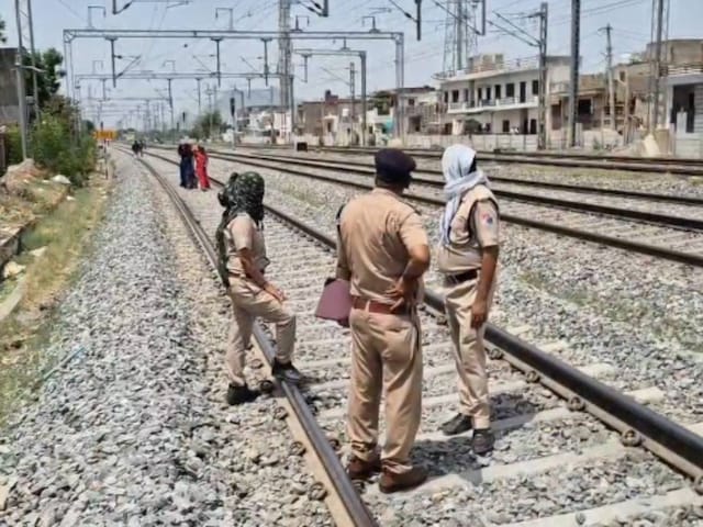 2 महिलाएं रेलवे ट्रैक को पार करने वाले रिश्तेदारों से मिलने जा रही थीं, अचानक ट्रेन आ गईं 2 महिलाएं रेलवे ट्रैक को पार करने वाले रिश्तेदारों से मिलने जा रही थीं, अचानक ट्रेन आ गईं