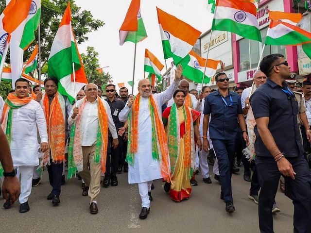 अमित शाह ने की तिरंगा यात्रा की अगुवाई, अहमदाबाद में उमड़ा लोगों का हुजूम