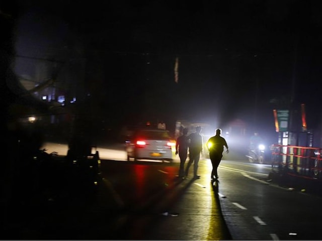 अमृतसर में एक के बाद एक 6 धमाके, रातभर रहा ब्लैकआउट, लोगों से न डरने की सलाह अमृतसर में एक के बाद एक 6 धमाके, रातभर रहा ब्लैकआउट, लोगों से न डरने की सलाह