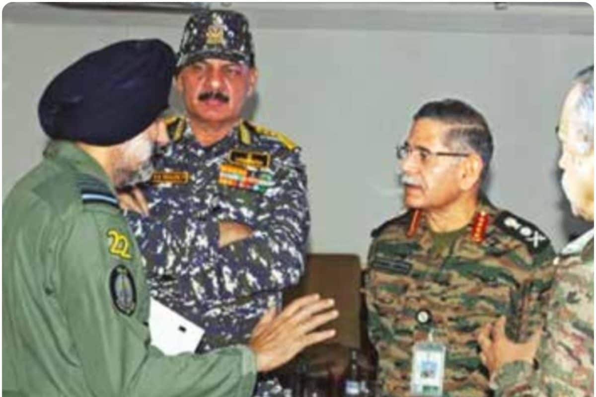 PAK में बरस रहे थे बम वॉर रूम में बैठ तीनों आर्मी चीफ दे रहे थे डायरेक्शन