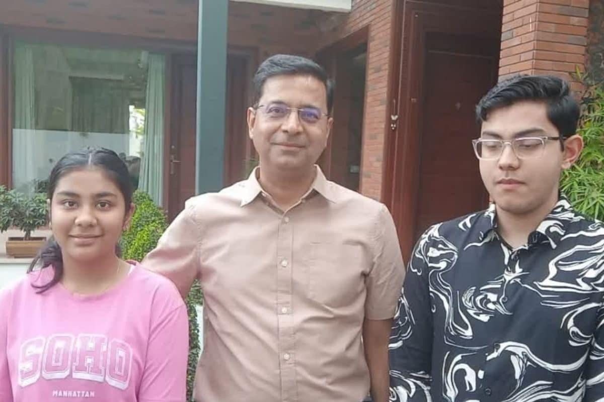 पिता IAS अफसर बेटे ने 12वीं में किया टॉप अब विदेश से करेंगे यह कोर्स