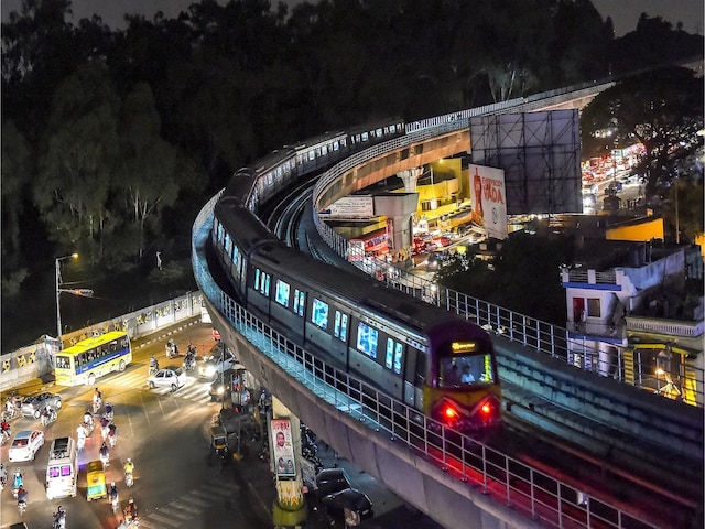 मेट्रो ने दिया एक और झटका, 12 स्टेशनों पर इस काम के लिए चुकानी पड़ेगी कीमत मेट्रो ने दिया एक और झटका, 12 स्टेशनों पर इस काम के लिए चुकानी पड़ेगी कीमत