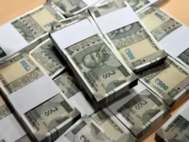 रात में बाइक से जा रहे 3 युवक, पुलिस को देखा तो घबराए, फिर खुला राज