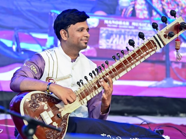When Bhagirath Bhatt had waged stars, stars, stars in 'Waves Summit' When Bhagirath Bhatt had waged stars, stars, stars in 'Waves Summit'