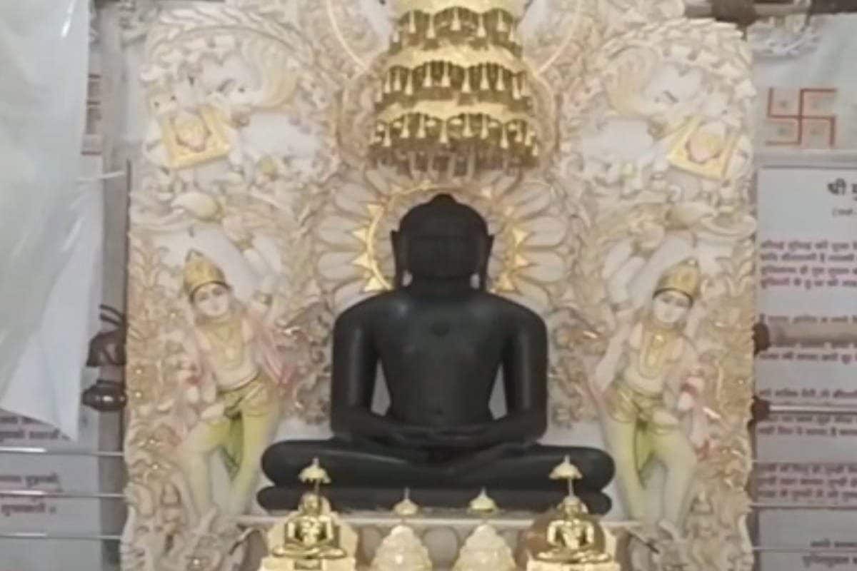जैन मंदिर में चोर ने बोला धावा, सवा किलो वजनी सोने का आभा मंडल किया पार