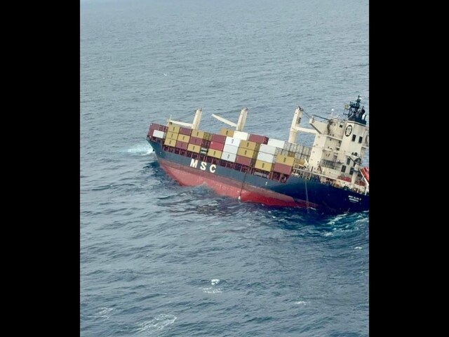 कोच्चि के पास समन्दर में डूब रहा विदेशी जहाज, कोस्ट गार्ड ने 9 लोगों को बचाया