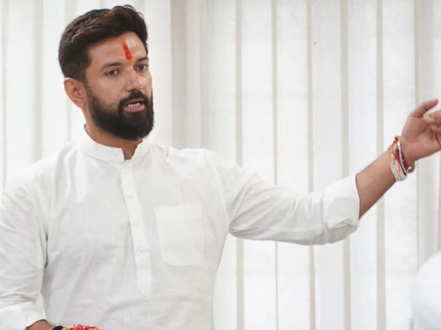 चिराग अपनी पार्टी के 'वन मैन आर्मी'... फिर कौन सेट कर रहा है NDA का पॉलिटिक्स? चिराग अपनी पार्टी के 'वन मैन आर्मी'... फिर कौन सेट कर रहा है NDA का पॉलिटिक्स?