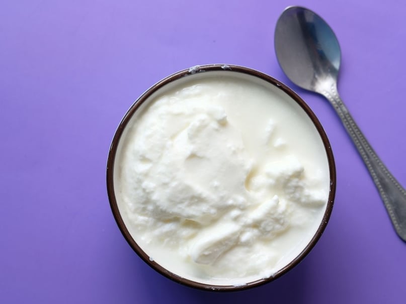 आमतौर पर दही में एक आम प्रोबायोटिक पाया जाता है, जो दस्त आदि की शिकायत होने पर काफी फायदेमंद होता है, लेकिन अब इससे भी एक कदम आगे यह न केवल आंत की परेशानी के लिए औषधि है बल्कि 45-50 साल के बाद महिलाओं को होने वाली सबसे कॉमन बीमारी का रामबाण इलाज भी है. आमतौर पर दही में एक आम प्रोबायोटिक पाया जाता है, जो दस्त आदि की शिकायत होने पर काफी फायदेमंद होता है, लेकिन अब इससे भी एक कदम आगे यह न केवल आंत की परेशानी के लिए औषधि है बल्कि 45-50 साल के बाद महिलाओं को होने वाली सबसे कॉमन बीमारी का रामबाण इलाज भी है.