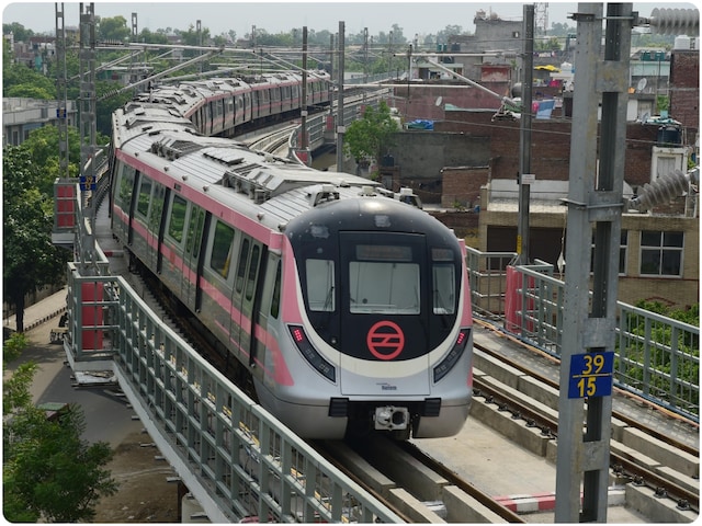 दिल्लीवालों बदल गई आपकी मेट्रो, चेकिंग के बदले हैं नियम, इनको नहीं रोकेगी CISF दिल्लीवालों बदल गई आपकी मेट्रो, चेकिंग के बदले हैं नियम, इनको नहीं रोकेगी CISF