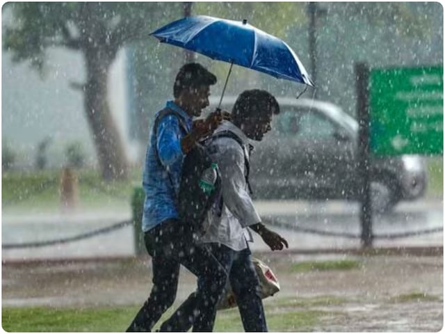 दिल्ली-NCR में अचानक बदला मौसम का मिजाज, धूल भरी आंधी के बाद झमाझम बारिश