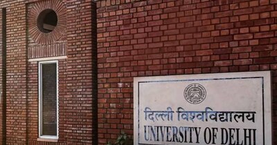 Delhi University : शनिवार मॉर्निंग शिफ्ट में 800 पेपर होने थे.
