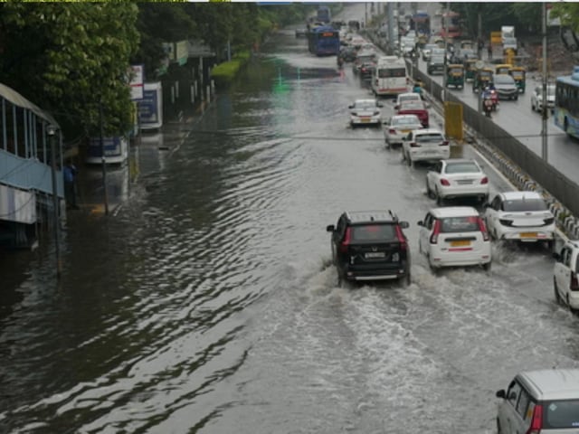 मई की बारिश में ही डूब गई दिल्ली, सुबह से रेंग रहीं गाड़ियां, जगह-जगह फंसे लोग मई की बारिश में ही डूब गई दिल्ली, सुबह से रेंग रहीं गाड़ियां, जगह-जगह फंसे लोग