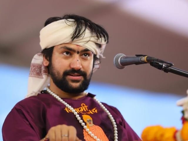 क्या धीरेंद्र शास्त्री पर है कर्ण पिशाचिनी की कृपा? कान में देती है हर जवाब क्या धीरेंद्र शास्त्री पर है कर्ण पिशाचिनी की कृपा? कान में देती है हर जवाब