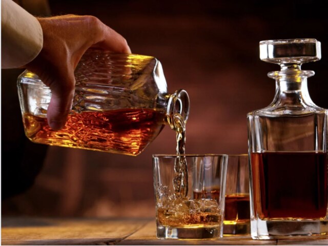 Whisky की बोतल दिल्ली में ₹3310 और बेंगलुरू में ₹5200, कहां है वन नेशन वन Tax?