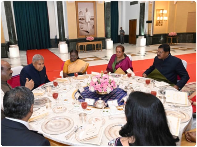 राष्ट्रपति द्रौपदी मुर्मू ने नए CJI बी.आर. गवई के वेलकम में होस्ट किया डिनर राष्ट्रपति द्रौपदी मुर्मू ने नए CJI बी.आर. गवई के वेलकम में होस्ट किया डिनर