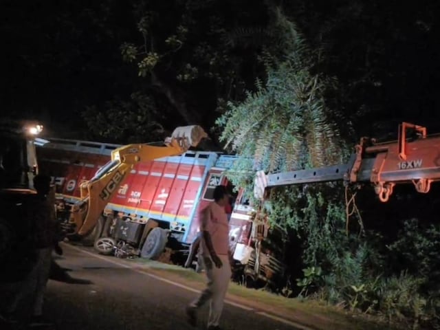 डूंगरपुर हाई स्पीड ट्रक के कारण कांप गया, 1 दर्जन लोग कुचल गए, 4 मारे गए डूंगरपुर हाई स्पीड ट्रक के कारण कांप गया, 1 दर्जन लोग कुचल गए, 4 मारे गए