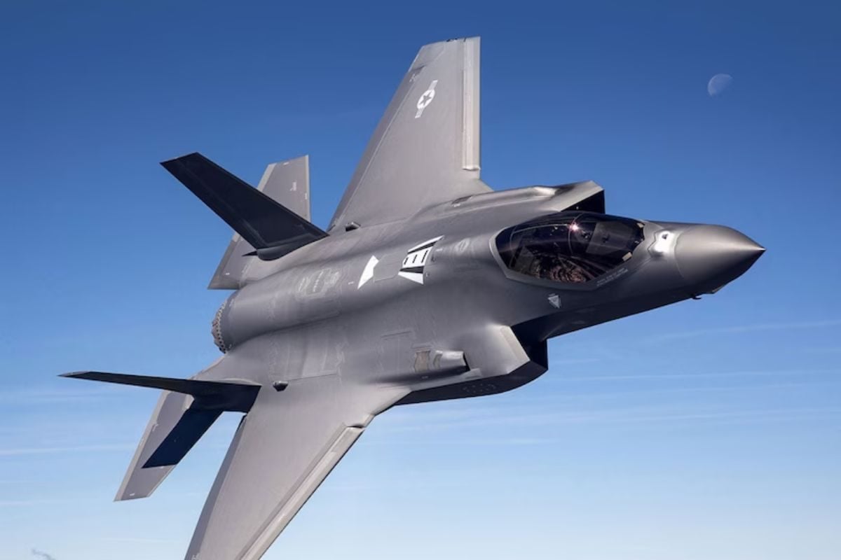 50000 फीट से वार हेलिकॉप्टर जैसी लैंडिंग जंग का ब्रह्मास्त्र है अमेरिकी F-35
