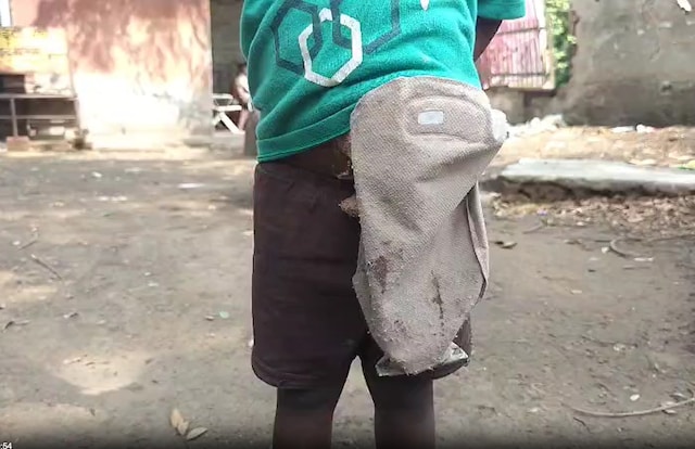 कमर में लटकी थैली और आंखों में उम्मीद...4 साल की बच्ची संग ठोकरें खा रहे पिता कमर में लटकी थैली और आंखों में उम्मीद...4 साल की बच्ची संग ठोकरें खा रहे पिता