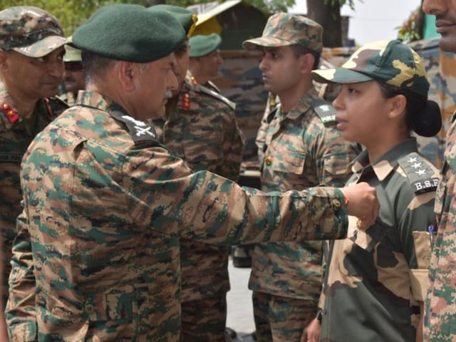 कौन महिला है? जिसे आर्मी चीफ ने किया सम्मानित! ऑपरेशन सिंदूर में दिखाई बहादुरी कौन महिला है? जिसे आर्मी चीफ ने किया सम्मानित! ऑपरेशन सिंदूर में दिखाई बहादुरी