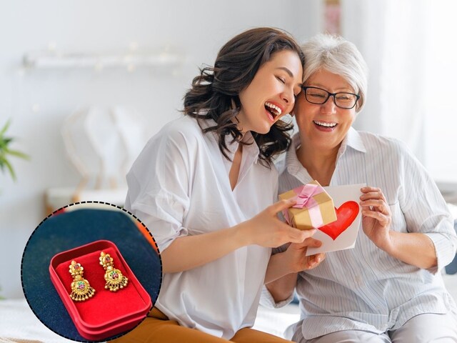 मदर्स डे पर Mom को दें ये लेटेस्‍ट गोल्‍ड ईयररिंग, चेहरे पर आएगी मुस्‍कान