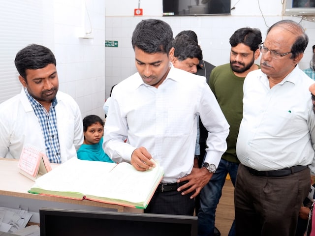 Google की नौकरी छोड़ा, UPSC में बनें टॉपर, तहसील ऑफिस में एंट्री से मची खलबली Google की नौकरी छोड़ा, UPSC में बनें टॉपर, तहसील ऑफिस में एंट्री से मची खलबली