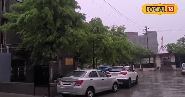 नोएडा में मुसलाधार बारिश से सड़कें हुई लबालब , भीषण गर्मी से लोगों को मिली राहत नोएडा में मुसलाधार बारिश से सड़कें हुई लबालब , भीषण गर्मी से लोगों को मिली राहत