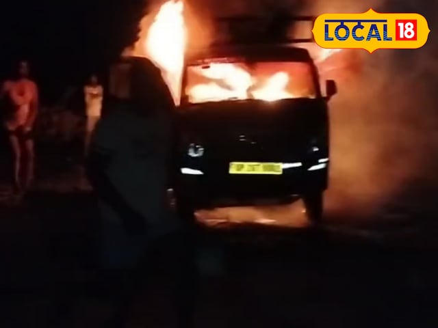 हादसा या साजिश? पीलीभीत में देर रात जलकर पिकअप खाक, धमाके से सहमे ग्रामीण हादसा या साजिश? पीलीभीत में देर रात जलकर पिकअप खाक, धमाके से सहमे ग्रामीण