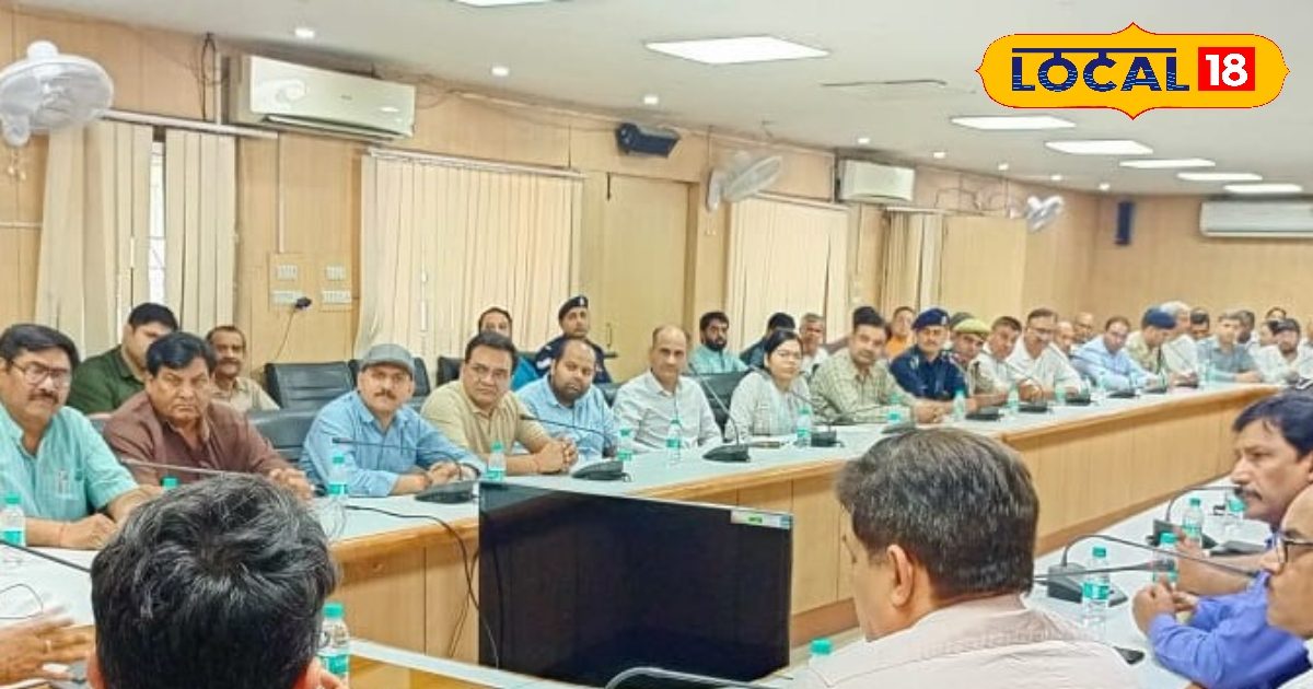 भारत पाकिस्तान तनाव के बीच नोएडा में डीएम ने बुलाई मीटिंग, अधिकारियों को दिए ये निर्देश, जानें