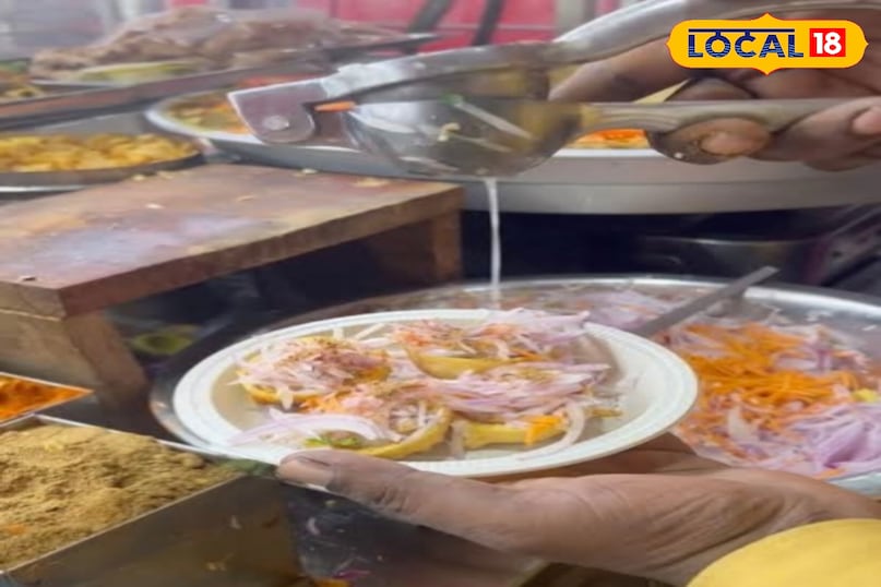 गुलाब जामुन भजिया एक और वायरल जिसमें बेसन के घोल में गुलाब जामुन को डीप-फ्राई करके उन्हें काटकर ऊपर से कटा हुआ प्याज, मसाला और मूंगफली डालना शामिल था। राजमुंदरी से आने वाला यह व्यंजन हाईटेक सिटी मेट्रो स्टेशन के श्रीनिवास मिक्सचर पॉइंट पर उपलब्ध है। जब यह वायरल हुआ था और कई लोगों ने इसकी आलोचना की थी। गुलाब जामुन भजिया एक और वायरल जिसमें बेसन के घोल में गुलाब जामुन को डीप-फ्राई करके उन्हें काटकर ऊपर से कटा हुआ प्याज, मसाला और मूंगफली डालना शामिल था। राजमुंदरी से आने वाला यह व्यंजन हाईटेक सिटी मेट्रो स्टेशन के श्रीनिवास मिक्सचर पॉइंट पर उपलब्ध है। जब यह वायरल हुआ था और कई लोगों ने इसकी आलोचना की थी।