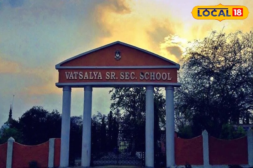 एडमिशन पाने लाइन लगती एडमिशन पाने लाइन लगती