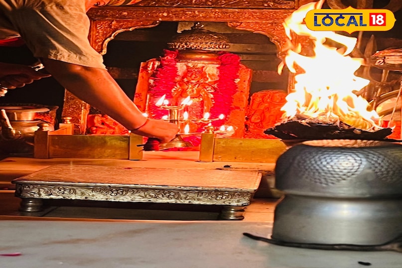 बीकानेर से 30 किलोमीटर दूर जोधपुर हाइवे के पास देशनोक स्थित विश्व प्रसिद्ध करणी माता का मंदिर है. जहां 25 हजार से अधिक चूहे रहते है. करणी माता मंदिर में हजारों काले और भूरे रंग के चूहे पाए जाते हैं जो मंदिर के प्रांगण में स्वतंत्र रूप से घूमते हैं. इन चूहों को ‘काबा’ कहा जाता है और इन्हें करणी माता की संतान माना जाता है. मंदिर में इन चूहों को किसी भी प्रकार का नुकसान पहुंचाना घोर पाप माना जाता है. यहां तक कि भक्तों को भी पैर घसीटकर चलने की सलाह दी जाती है ताकि अनजाने में भी किसी चूहे को चोट न लगे. मंदिर में कुछ सफेद चूहे भी दिखाई देते हैं जिनके दर्शन को अत्यंत शुभ माना जाता है. मान्यता है कि सफेद चूहे करणी माता और उनके पुत्र के प्रतीक है. मजे की बात है कि यहां लोग चूहों का झूठन भी प्रसाद के रूप में लेते है. 