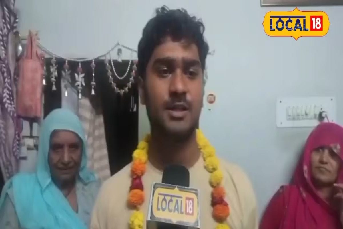 Topper Story: मां ने सिलाई करके पढ़ाया, बेटे ने 12वीं में हासिल किया 96.60%