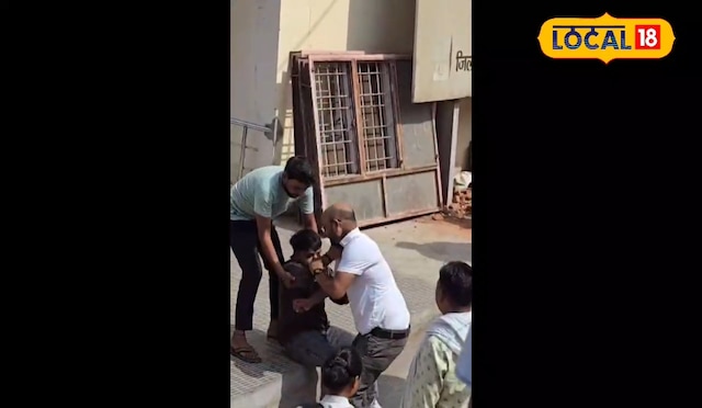 Jhansi News : मरीजों के चक्कर में भिड़े 2 दलाल… जिला अस्पताल में जमकर चले लात-घुसे! वीडियो वायरल, मचा बवाल Jhansi News : मरीजों के चक्कर में भिड़े 2 दलाल… जिला अस्पताल में जमकर चले लात-घुसे! वीडियो वायरल, मचा बवाल