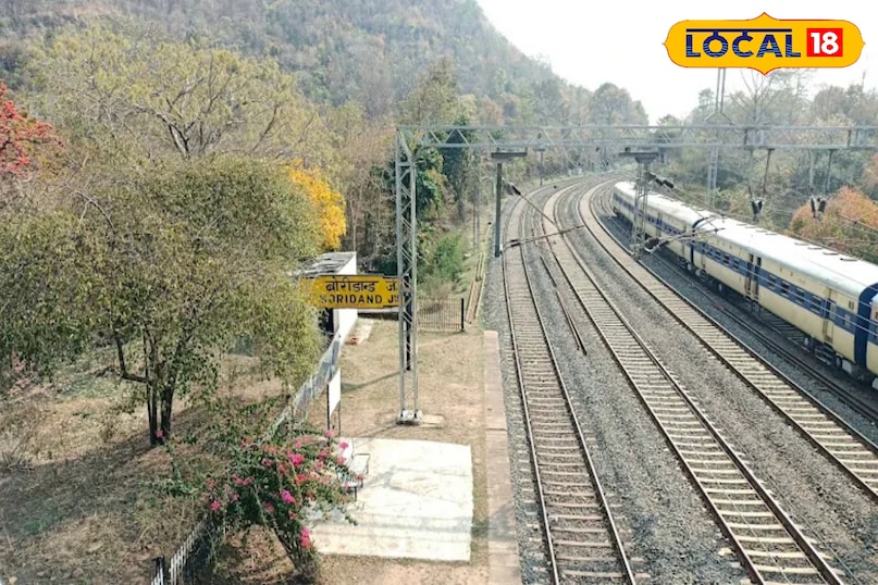 एशिया का सबसे छोटा रेलवे जंक्शन, हरियाली की गोद में बसा स्टेशन, मनमोहक तस्वीरें देखिए एशिया का सबसे छोटा रेलवे जंक्शन, हरियाली की गोद में बसा स्टेशन, मनमोहक तस्वीरें देखिए