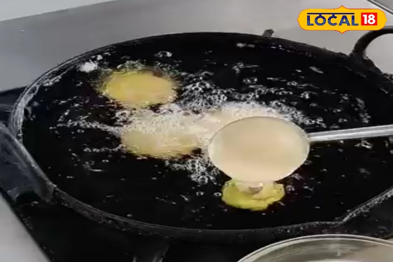 Ranchi Famous Food: रांची आए और नहीं लिया इन पांच स्ट्रीट फूड का स्वाद तो बेकार है आपकी विजिट! फटाफट करें चेक Ranchi Famous Food: रांची आए और नहीं लिया इन पांच स्ट्रीट फूड का स्वाद तो बेकार है आपकी विजिट! फटाफट करें चेक