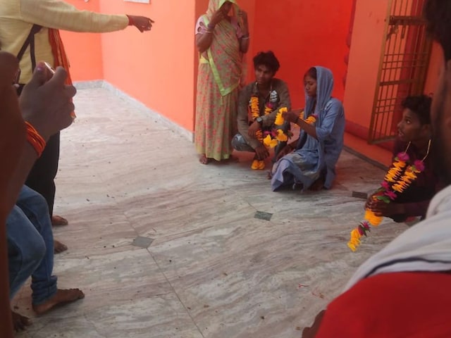 घर से निकले थे कुंवारे, लौटे तो साथ ले आए दुल्हन, लोगों की फटी रह गईं आंखें घर से निकले थे कुंवारे, लौटे तो साथ ले आए दुल्हन, लोगों की फटी रह गईं आंखें