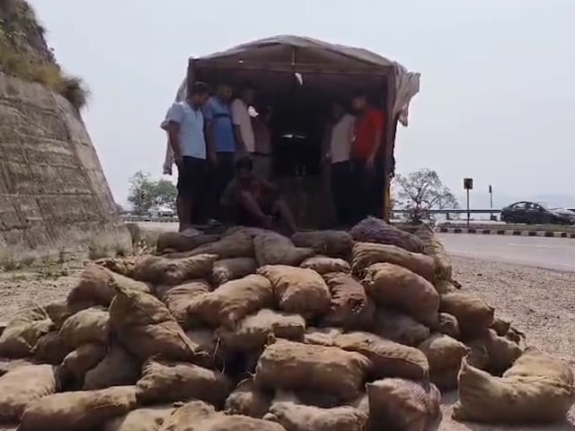 इधऱ से आलू की बोरियां फेंकी, उधर से निकला ‘झूमने का सामान’, चालक की ट्रिक से..
