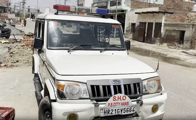 चाय लेकर कमरे में पहुंची पत्नी, पति की लाश देखकर निकल गई चीख, बेटी भी लापता चाय लेकर कमरे में पहुंची पत्नी, पति की लाश देखकर निकल गई चीख, बेटी भी लापता