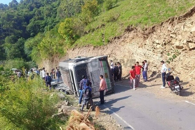 हिमाचल में HRTC बस हादसे का शिकार, पहाड़ी से टकराकर पलटी, 10-12 लोग घायल हिमाचल में HRTC बस हादसे का शिकार, पहाड़ी से टकराकर पलटी, 10-12 लोग घायल