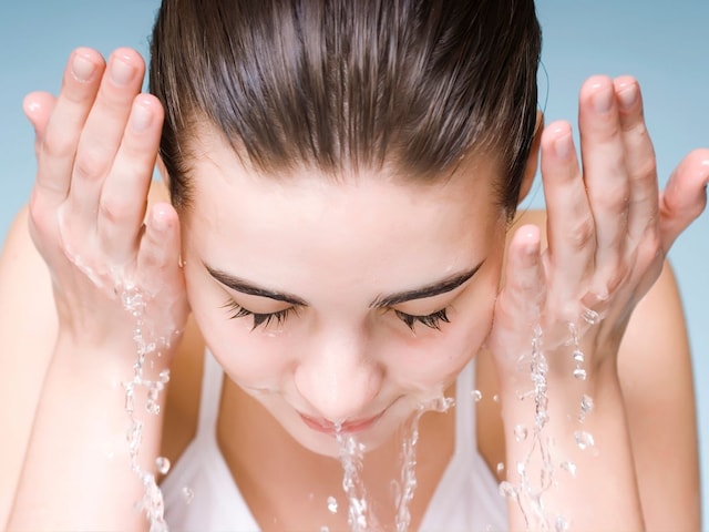 Ice Water Facial: क्या है आइस वॉटर फेशियल? स्किन के लिए कितना फायदेमंद, यहां जानें सबकुछ Ice Water Facial: क्या है आइस वॉटर फेशियल? स्किन के लिए कितना फायदेमंद, यहां जानें सबकुछ
