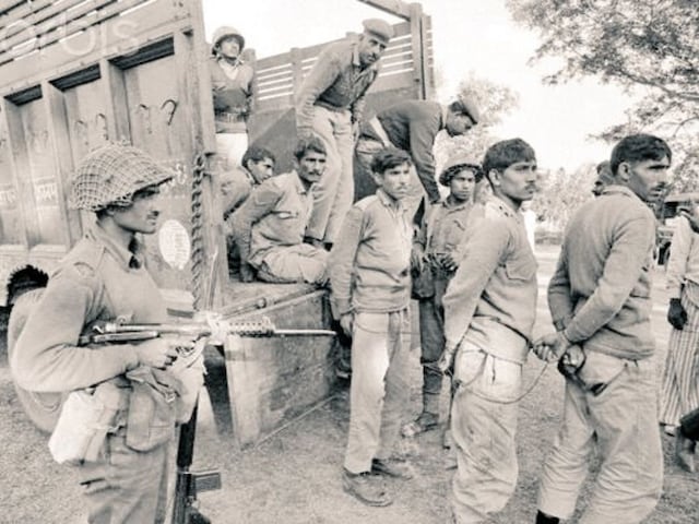 इस तस्वीर को याद रखना पाकिस्तान, 1971 में ऐसे ही बांधकर आए थे तुम्‍हारे जवान