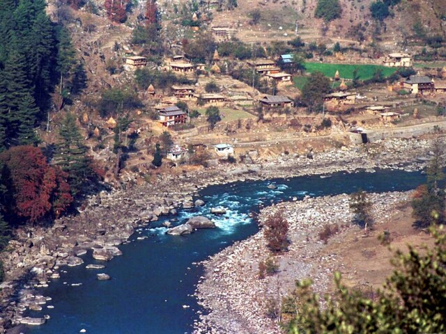 LOC पर बंकरों में दुबकी पाकिस्तानी फौज, POK के लोगों को राशन जमा करने का हुक्म LOC पर बंकरों में दुबकी पाकिस्तानी फौज, POK के लोगों को राशन जमा करने का हुक्म