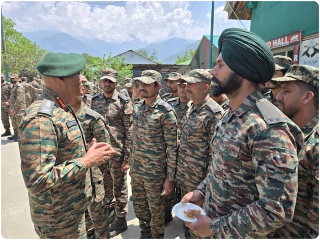 सीमा पर सेना मुस्तैद, छोटी-सी भी हिमाकत और पाकिस्तान को बर्बाद कर देगा भारत सीमा पर सेना मुस्तैद, छोटी-सी भी हिमाकत और पाकिस्तान को बर्बाद कर देगा भारत