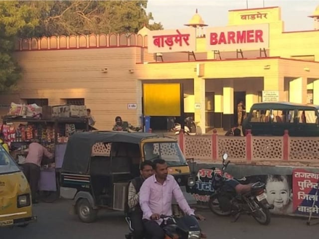 राजस्थान: भारत पाक सीमा पर चीजें सामान्य हैं, बाजार खुले, नवीनतम अपडेट पढ़ें राजस्थान: भारत पाक सीमा पर चीजें सामान्य हैं, बाजार खुले, नवीनतम अपडेट पढ़ें
